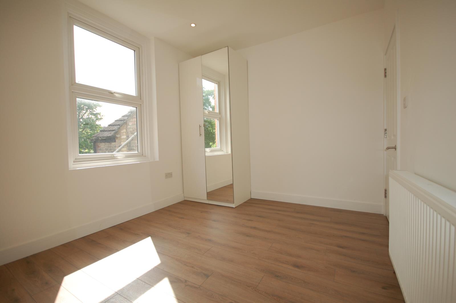 1 bed property in Flat 3, London